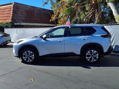Used 2023 Nissan Rogue SV image 3