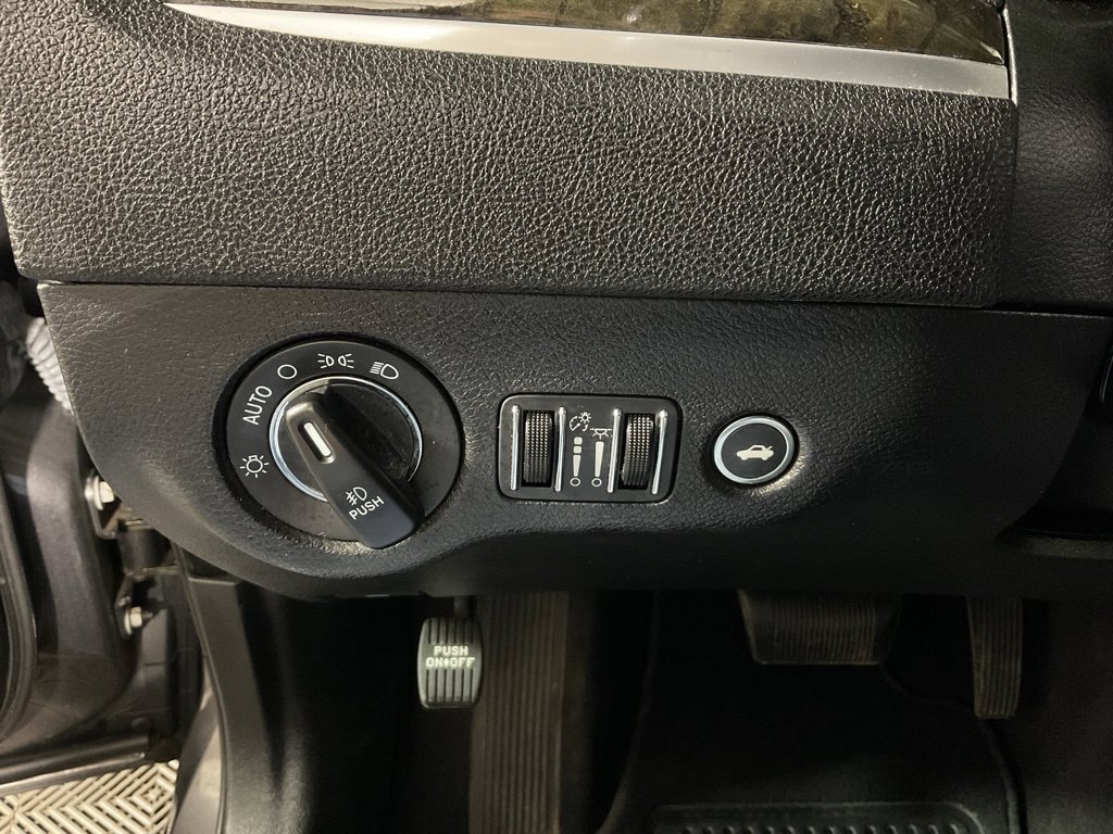Used 2019 Chrysler 300 Limited AWD/4WD image 29