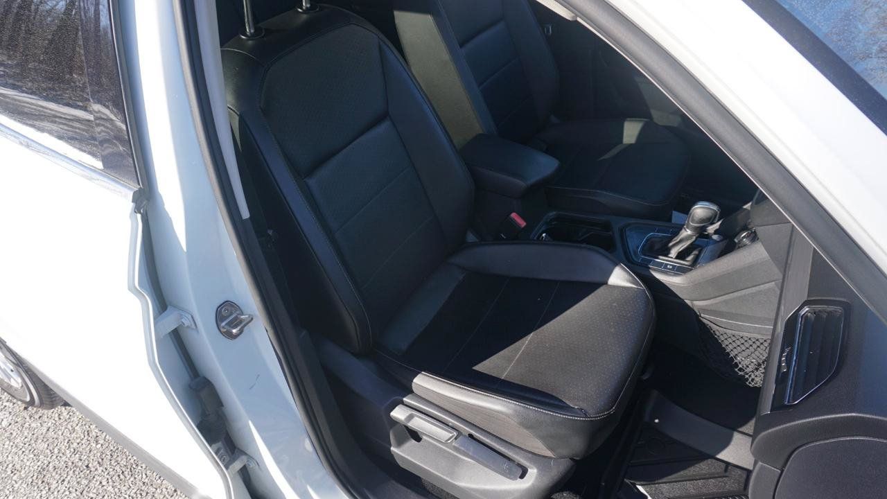 Used 2018 Volkswagen Tiguan SE FWD image 12