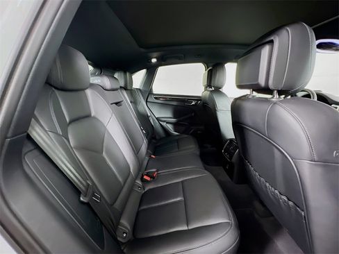 Certified 2025 Porsche Macan image 29