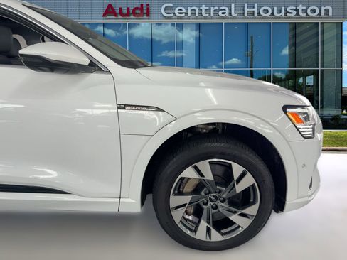Used 2022 Audi e-tron Premium Plus w/ Premium Plus Package image 12
