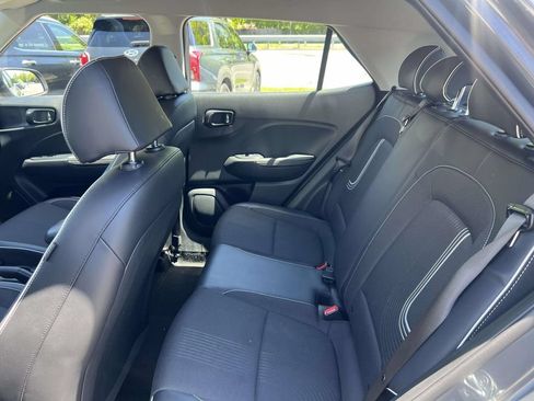 Used 2024 Hyundai Venue Limited FWD image 11