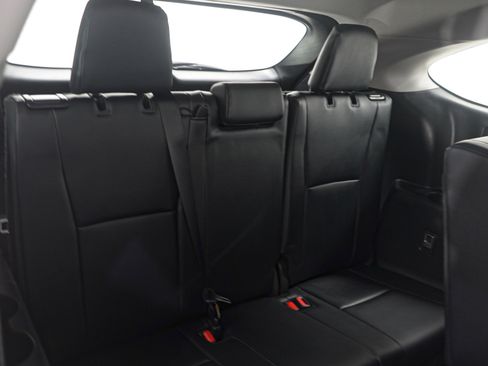 Used 2024 Toyota Highlander XLE image 16