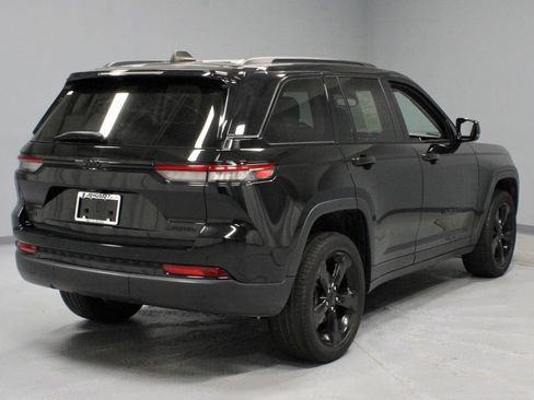 Used 2023 Jeep Grand Cherokee Limited w/ Black Appearance Package AWD/4WD image 10
