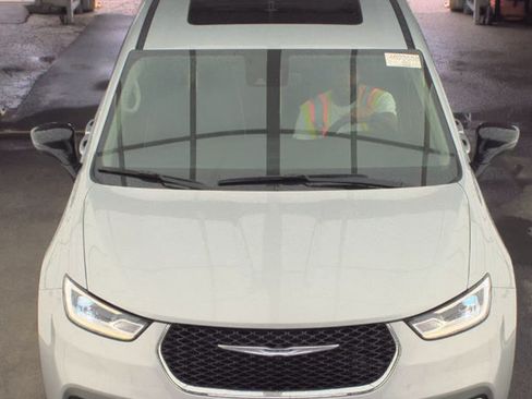 Used 2024 Chrysler Pacifica Limited FWD image 3