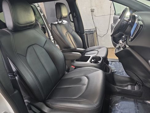 Used 2025 Chrysler Pacifica Select FWD image 10