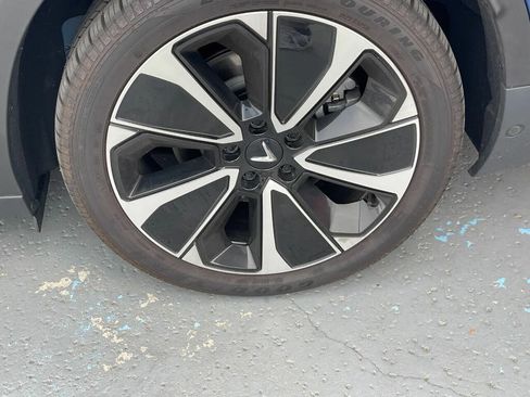 Used 2023 VinFast VF 8 Plus image 22