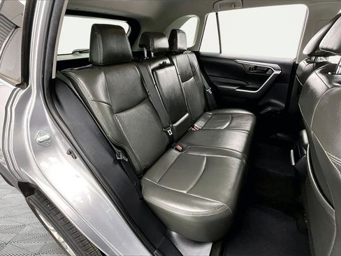 Used 2019 Toyota RAV4 LE image 27