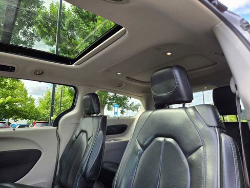 Used 2020 Chrysler Pacifica Limited FWD image 18