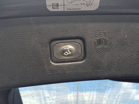 Used 2018 Ford Edge Titanium w/ Ford Safe & Smart Package image 11