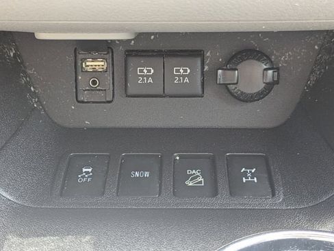 Used 2018 Toyota Highlander XLE AWD/4WD image 25