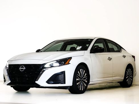 Used 2025 Nissan Altima 2.5 SV FWD image 3