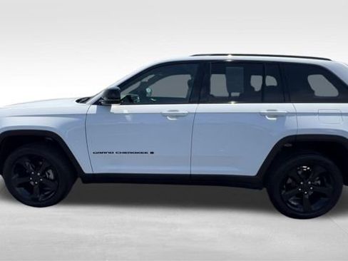 Used 2025 Jeep Grand Cherokee Altitude AWD/4WD image 3