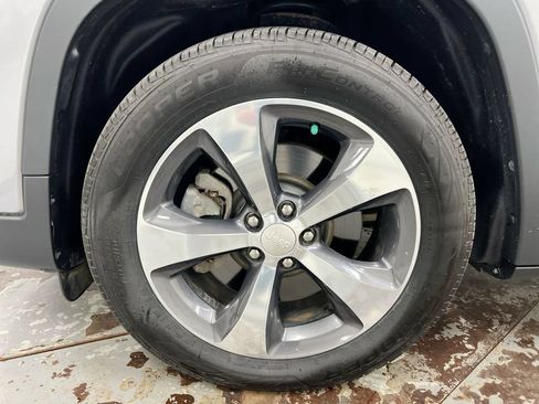 Used 2019 Jeep Cherokee Limited FWD image 26