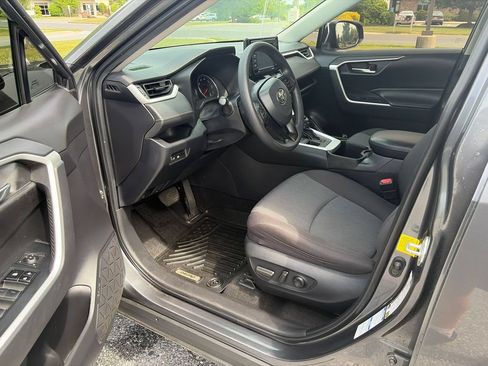 Used 2022 Toyota RAV4 XLE AWD/4WD image 9