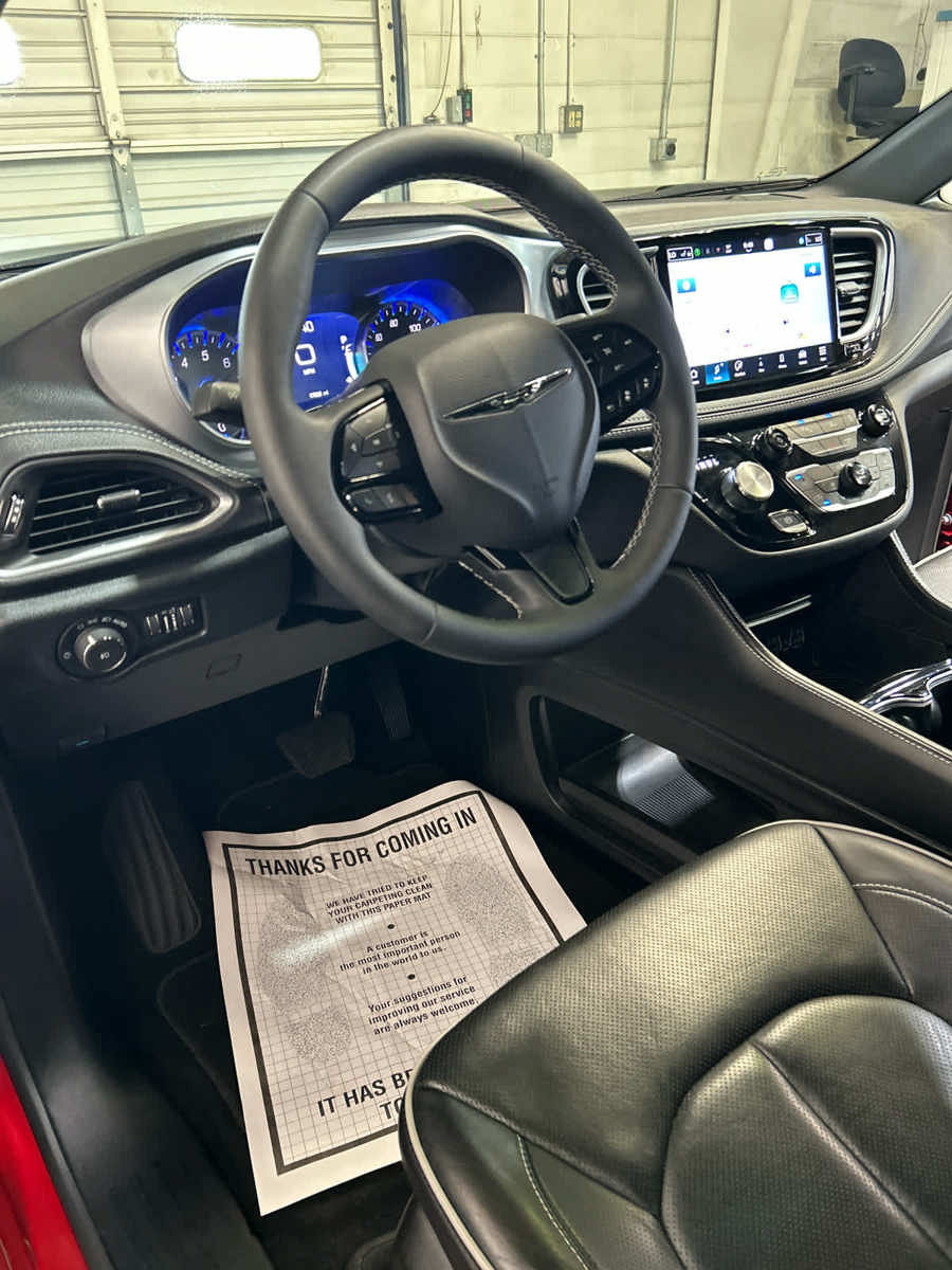 Used 2025 Chrysler Pacifica Limited FWD image 8