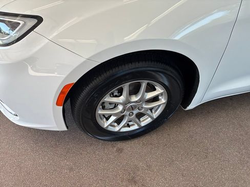 Used 2025 Chrysler Pacifica Select FWD image 4