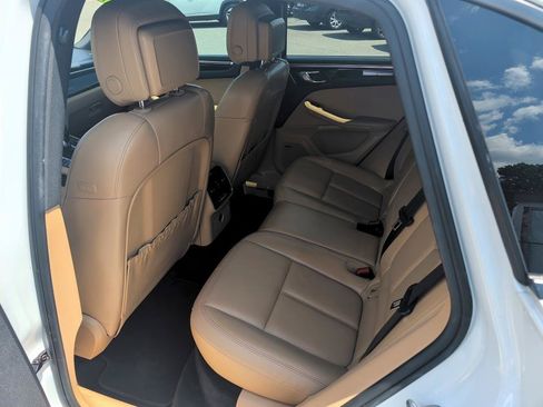 Used 2018 Porsche Macan AWD/4WD image 9