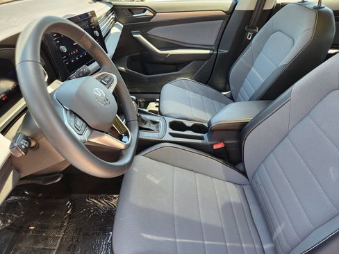 Used 2026 Volkswagen Jetta SE FWD image 4