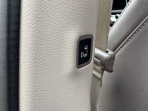 Used 2018 Chrysler Pacifica Touring-L w/ Advanced Safetytec Group image 17