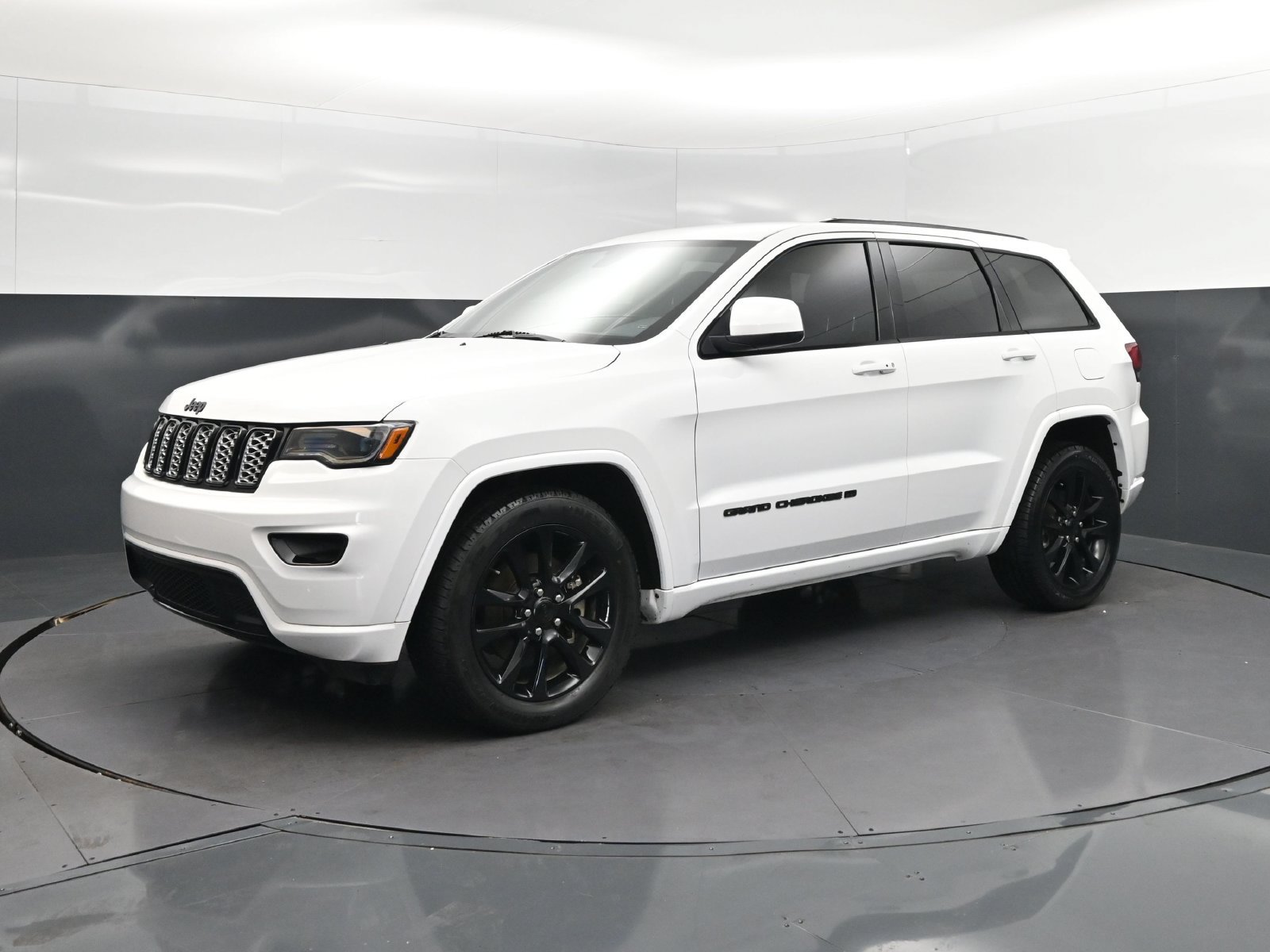 Used 2022 Jeep Grand Cherokee Laredo X RWD image 3