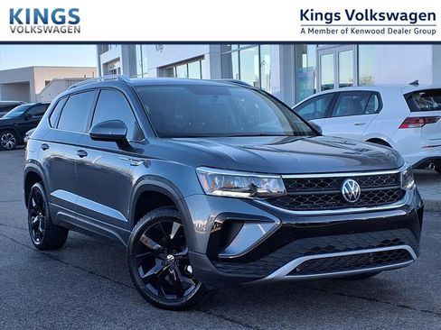 Certified 2022 Volkswagen Taos SE image 1