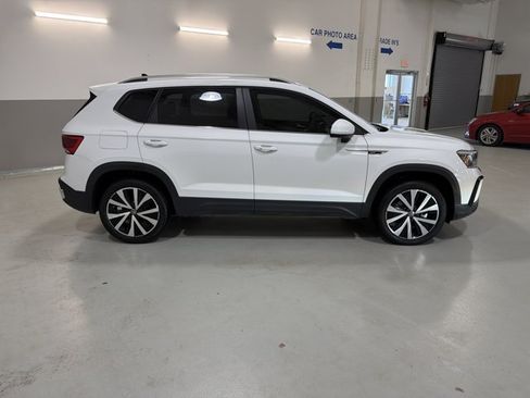 Certified 2023 Volkswagen Taos SE FWD image 10