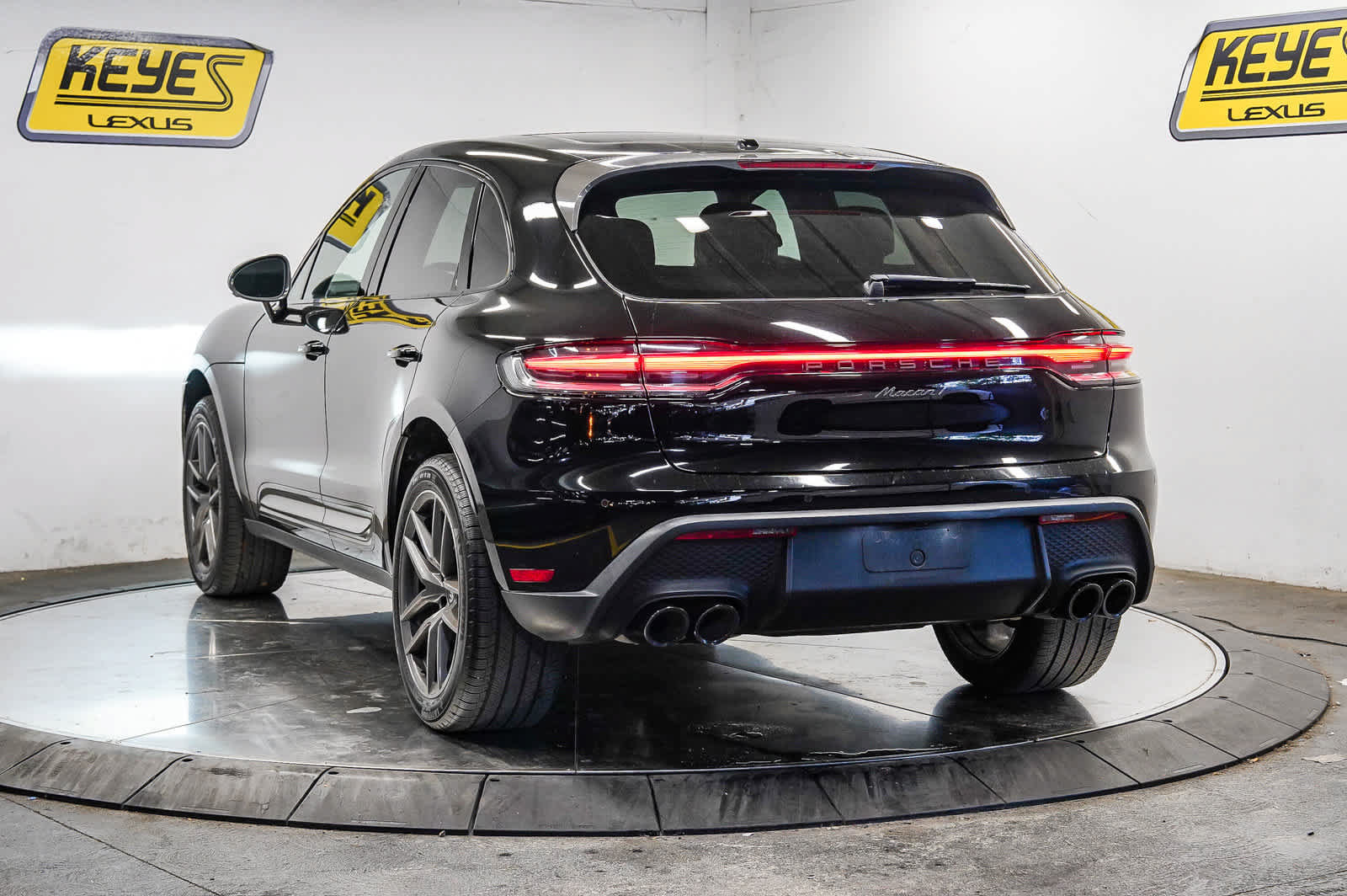 Used 2025 Porsche Macan Turbo AWD/4WD image 2