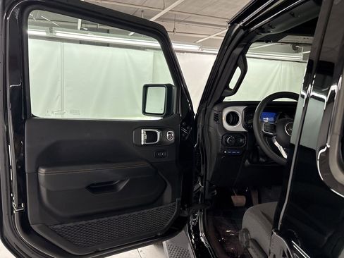 Used 2025 Jeep Wrangler Sahara image 21