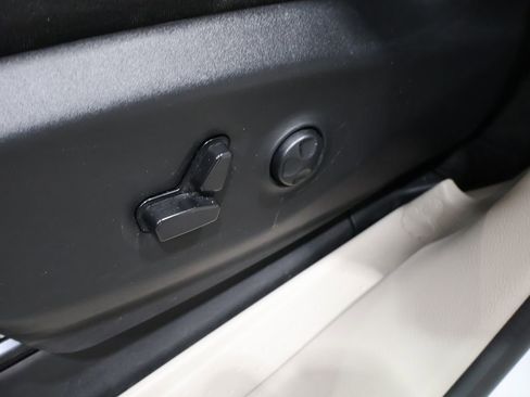 Used 2023 Chrysler Voyager LX image 12