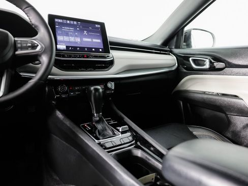 Used 2023 Jeep Compass Limited image 32