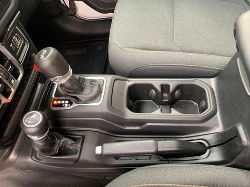 Used 2025 Jeep Wrangler Sahara image 40