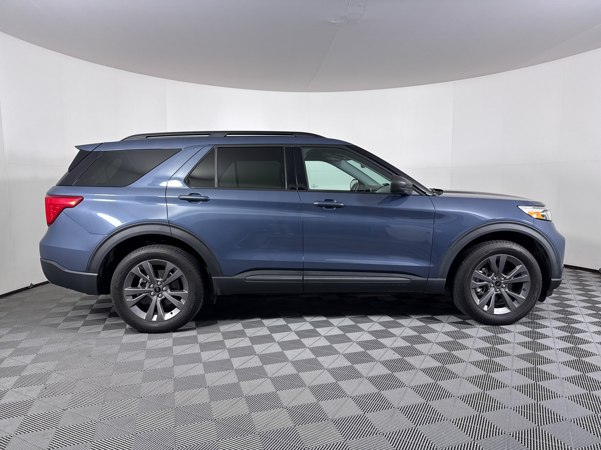 Used 2021 Ford Explorer XLT w/ Equipment Group 202A AWD/4WD image 12
