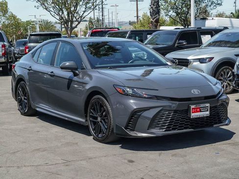Used 2025 Toyota Camry SE FWD image 3