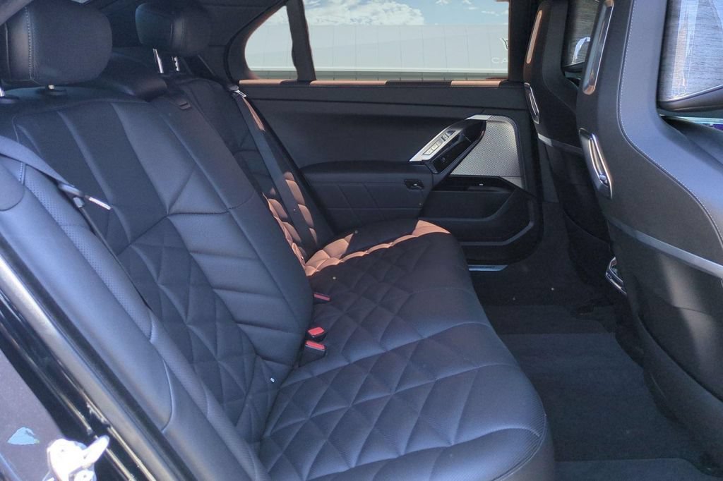 Used 2023 BMW 740i w/ Parking Assistance Package RWD image 18