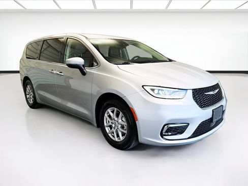 Used 2023 Chrysler Pacifica Touring-L FWD image 3