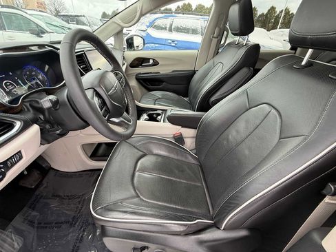 Used 2023 Chrysler Pacifica Limited image 14