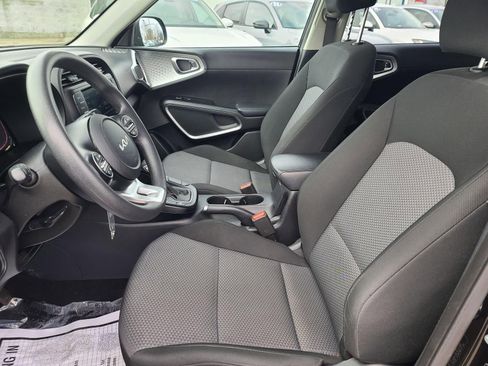 Used 2023 Kia Soul LX image 7