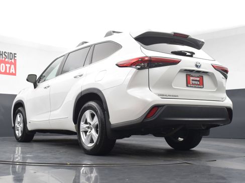 Used 2023 Toyota Highlander LE AWD/4WD image 29