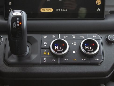 Used 2025 Land Rover Defender 110 V8 image 21