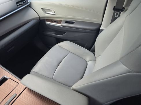 Used 2022 Toyota Sienna XLE FWD image 16