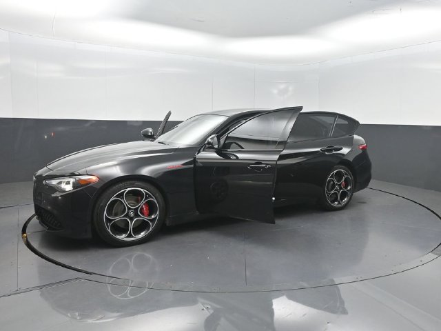 Used 2023 Alfa Romeo Giulia Veloce RWD image 35