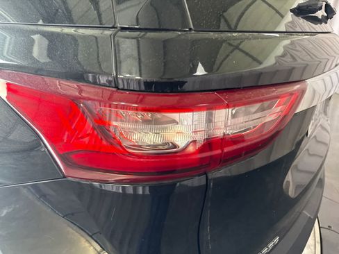 Used 2021 Chevrolet Traverse LS FWD image 13