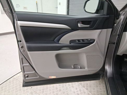 Used 2019 Toyota Highlander XLE image 12