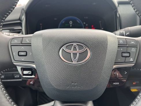 Used 2025 Toyota Camry SE image 13