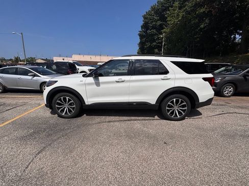 Used 2025 Ford Explorer ST-Line AWD/4WD image 2