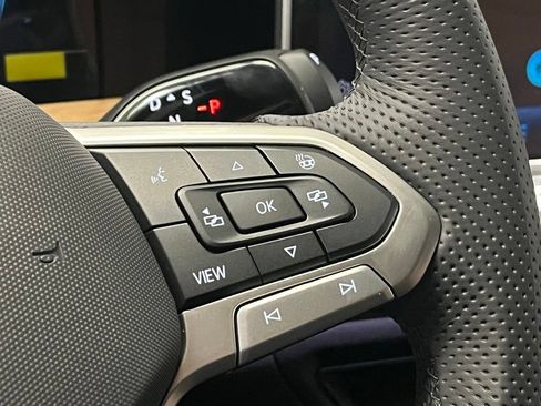 Used 2025 Volkswagen Tiguan SEL R-Line AWD/4WD image 28