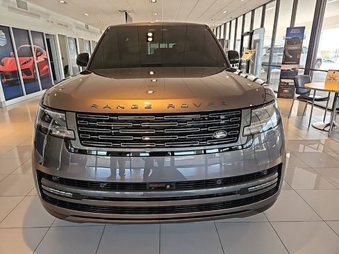 Used 2025 Land Rover Range Rover SE image 4