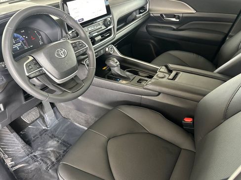 Certified 2025 Toyota Grand Highlander AWD image 12