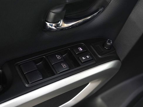 Used 2024 Nissan Titan SV w/ SV Convenience Package image 18